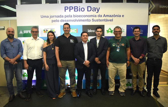 Foto mostra pessoas posando para sessão de foto