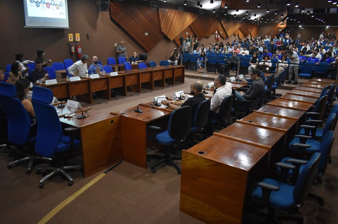 Foto mostra auditório cheio