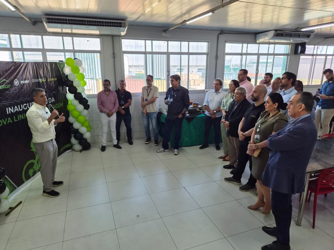 Foto mostra homem falando a um grupo de pessoas