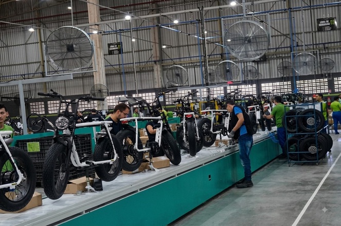 Foto mostra uma linha de produção de bicicletas elétricas