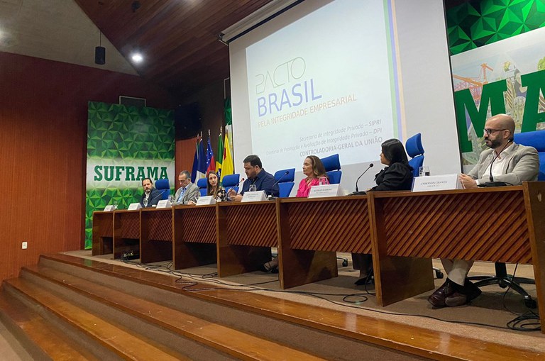 Foto mostra pessoas numa reunião