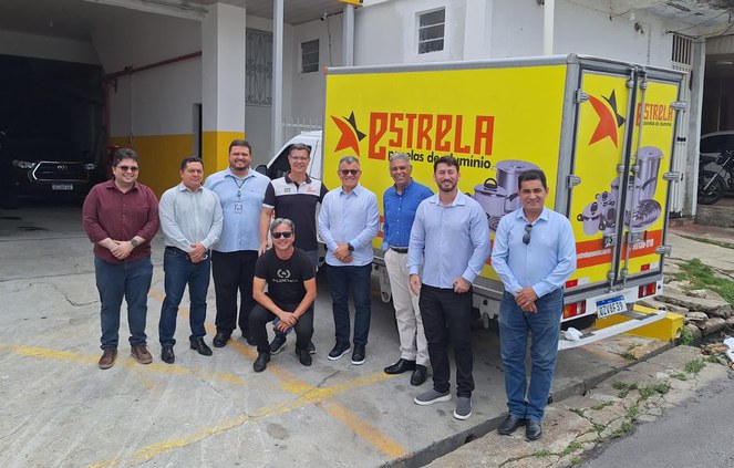 Foto mostra homens posando para uma sessão de fotografia