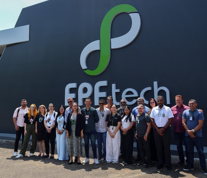 Foto mostra pessoas agrupadas para uma foto