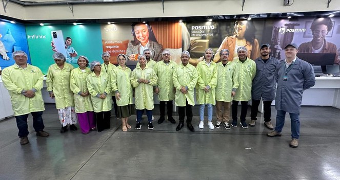 Foto mostra pessoas posando para foto