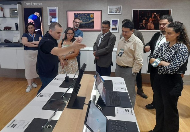 Foto mostra pessoas observando notebooks