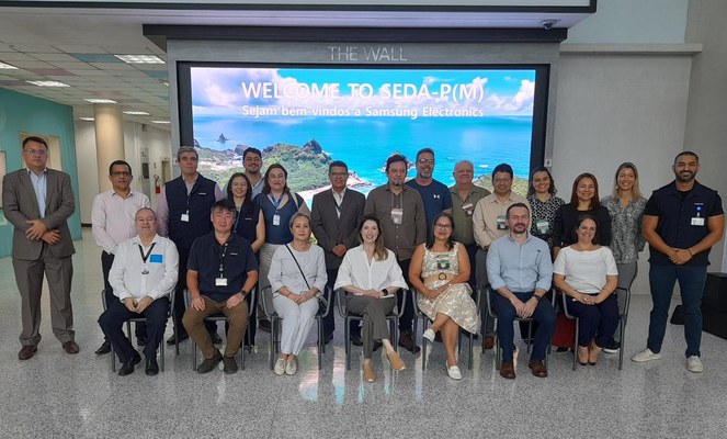 Foto mostra pessoas posando para foto