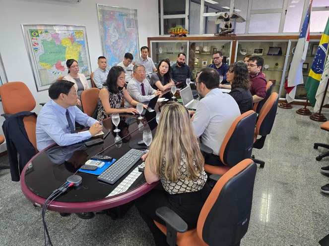 Fotos mostra grupo de pessoas numa reunião