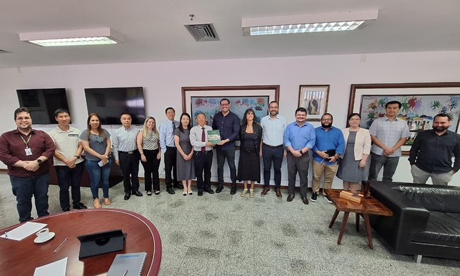 Foto mostra grupo de pessoas posando para sessão de foto