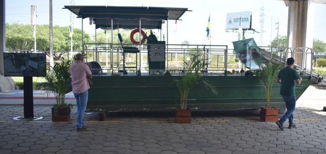 Foto mostra barco em exposição