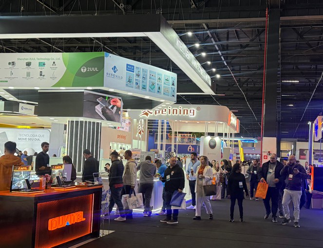 Foto mostra várias pessoas andando em uma grande feira de equipamentos eletroeletrônicos