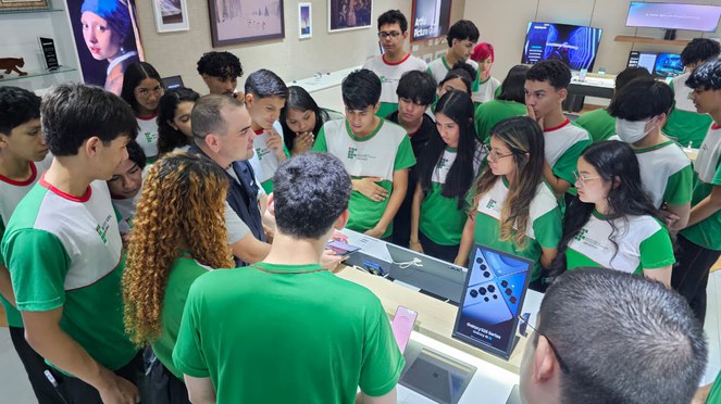 Foto mostra grupo de jovens observando equipamentos eletrônicos