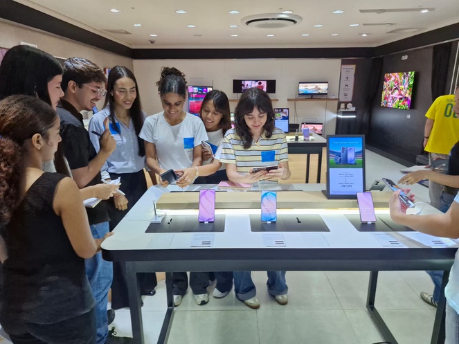 Fotro mostra pessoas verificando exposição de aparelhos celulares