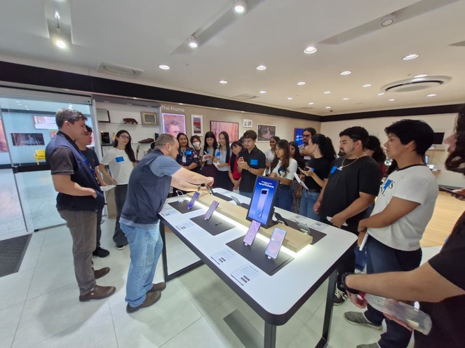 Foto mostra pessoas e aparelhos celulares