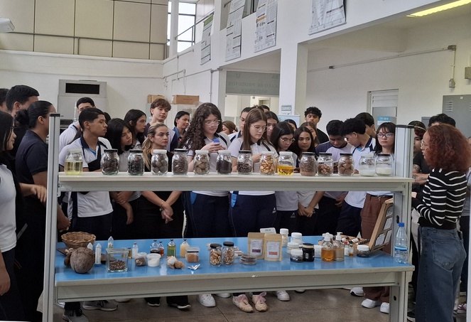 Foto mostra jovens em um laboratório de ciência e tecnologia
