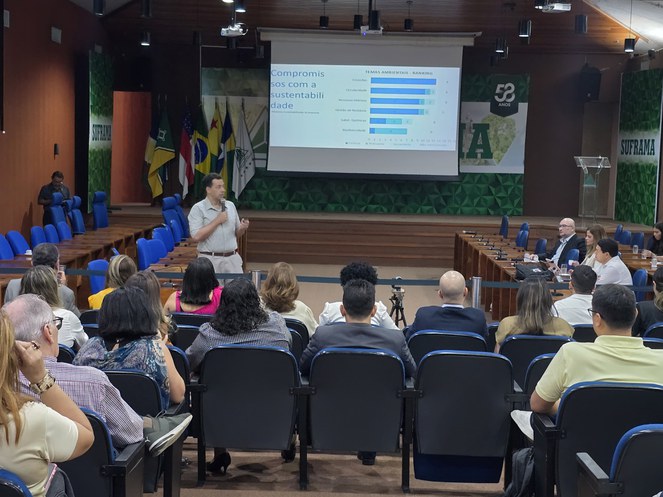 Foto mostra homem falando em público