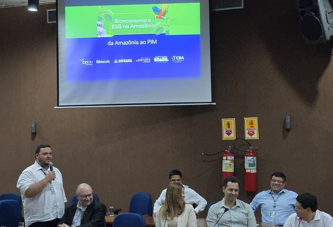 Foto mostra homem falando ao público