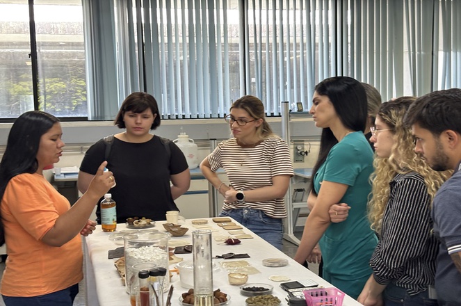 Foto mostra mulher mostrando produtos em um laboratório