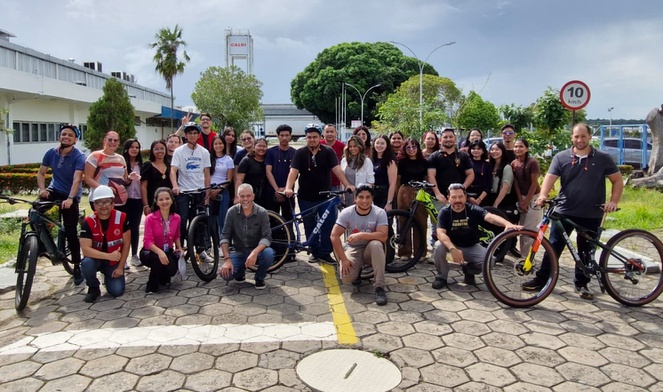 Foto mostra pessoas e bicicletas