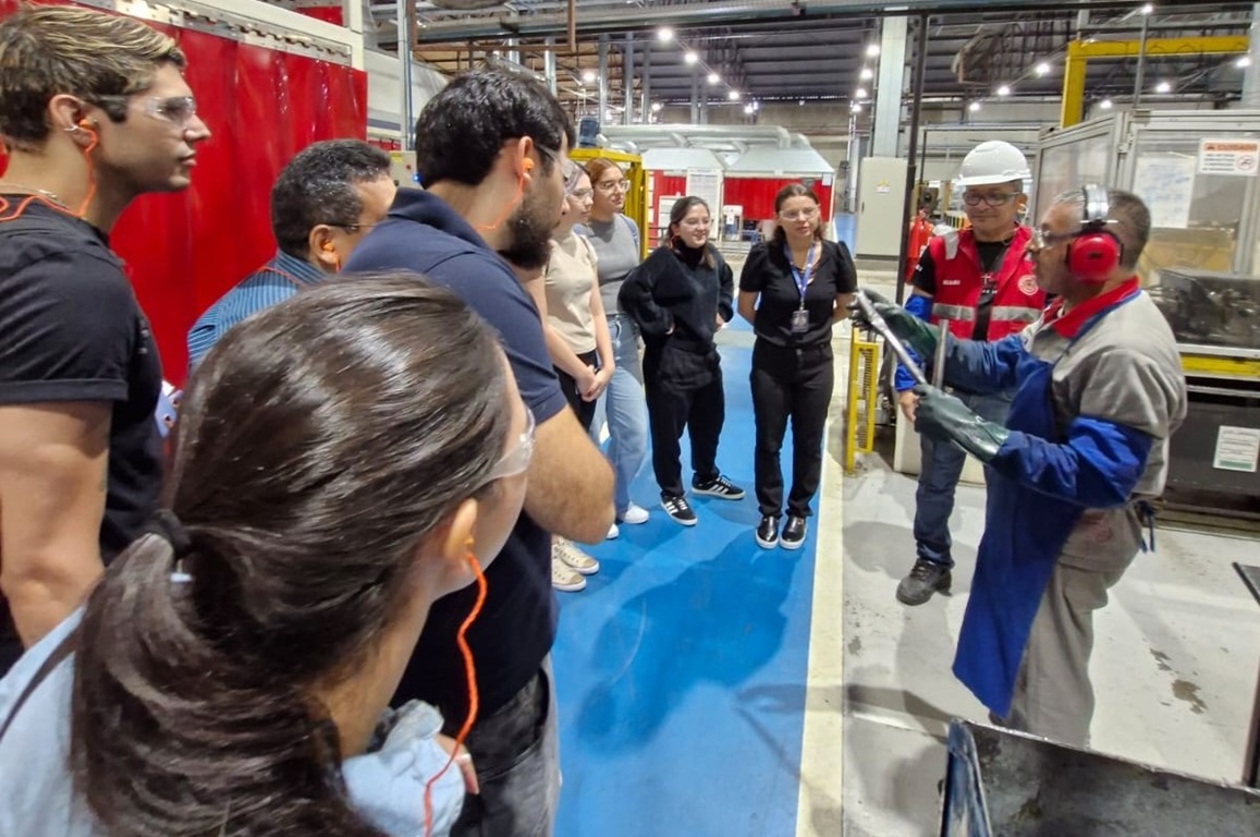 Ação desta terça-feira (3) reuniu um grupo de 11 alunos e professora do 8º período do curso de Medicina da Universidade Nilton Lins, com o objetivo de observar e compreender a aplicação dos conceitos teóricos referentes à saúde do trabalhador no ambiente do PIM.