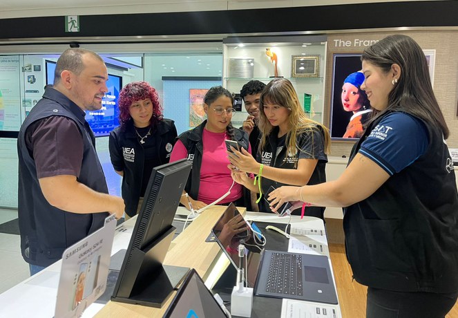 Foto mostra estudantes mexendo em celulares