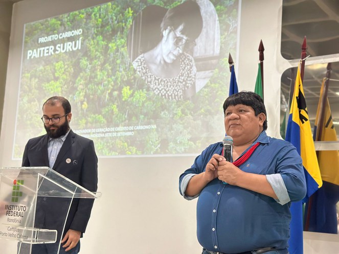 Almir Suruí em explanação sobre projetos de crédito de carbono