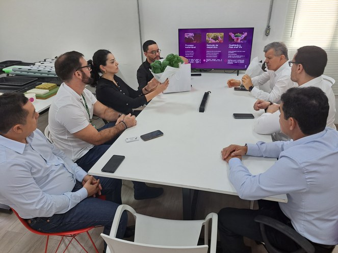 Foto mostra pessoas com hortaliças nas mãos