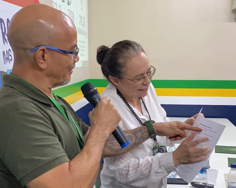 Foto mostra homem e mulher verificando umas anotações