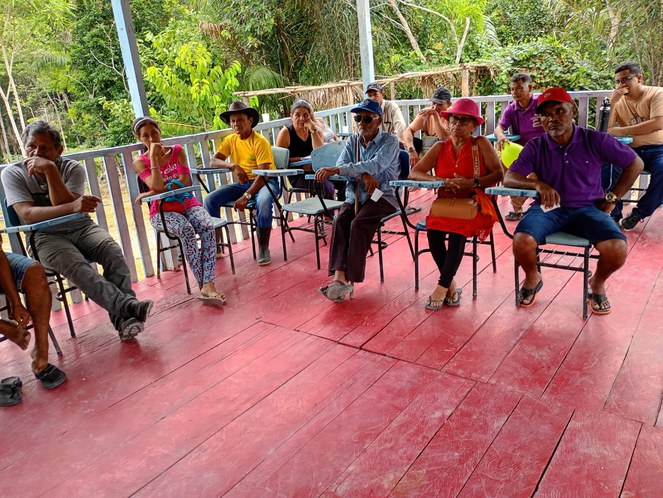 Foto mostra pessoas sentadas