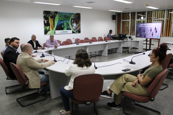 Foto mostra o representante do Corecon-SP se pronunciando em reunião na Suframa sobre a Zona Franca de Manaus