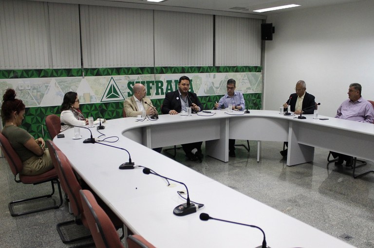 Foto mostra o superintendente-adjunto executivo da Suframa fazendo uma apresentação sobre a Zona Franca de Manaus a representantes do Corecon-SP