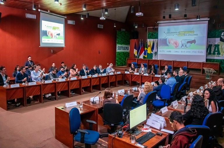 Foto mostra auditório lotado em um evento