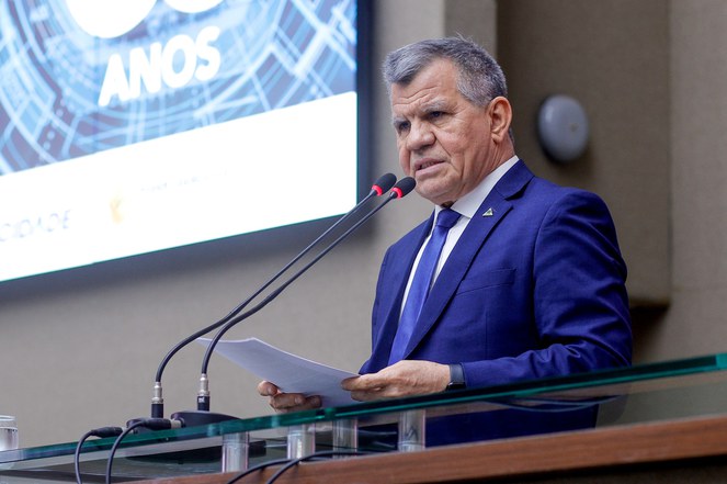 Foto mostra homem de paletó azul em pronunciamento