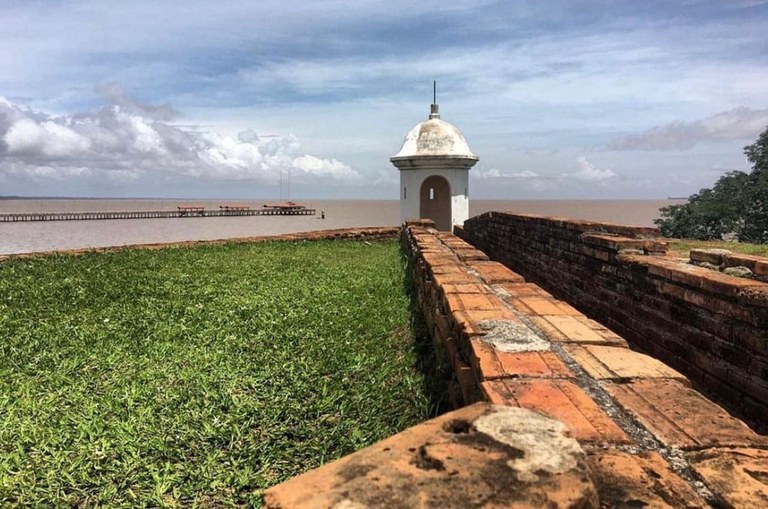 Foto mostra monumento histórico com rio de fundo