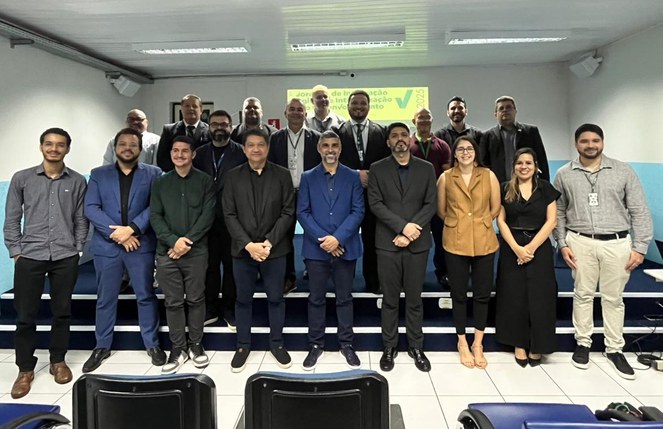 Foto mostra grupo de pessoas posando para foto