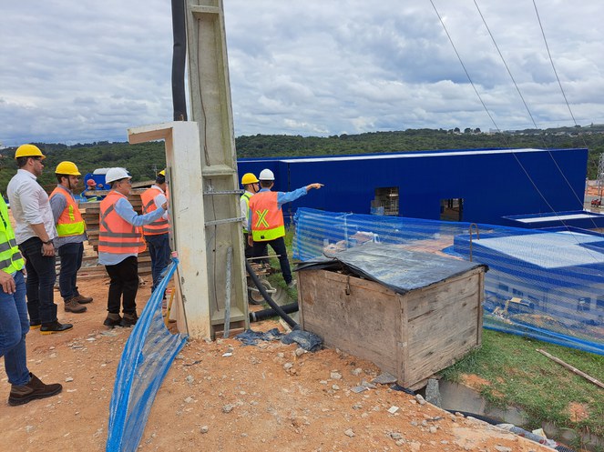 Foto mostra homens olhando para empreendimento