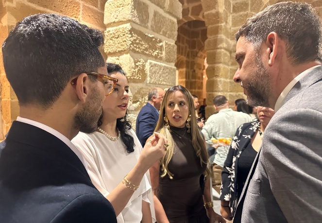 Foto mostra pessoas conversando