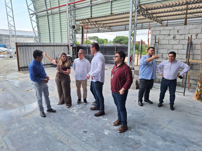 Foto mostra grupo de pessoas num prédio em reconstrução