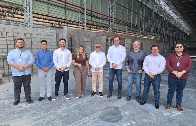 Foto mostra um grupo de pessoas num prédio em reconstrução