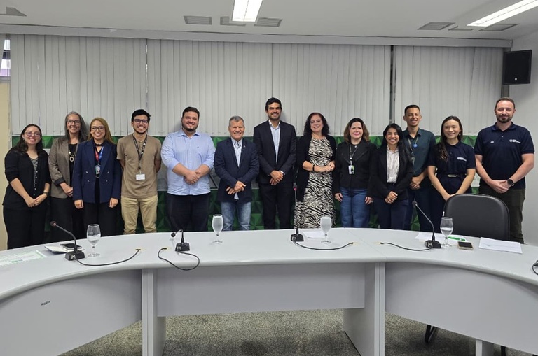 Foto mostra pessoas posando para foto