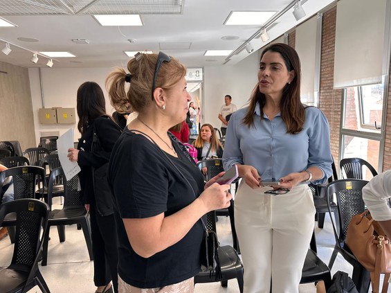 Foto mostra duas mulheres conversando