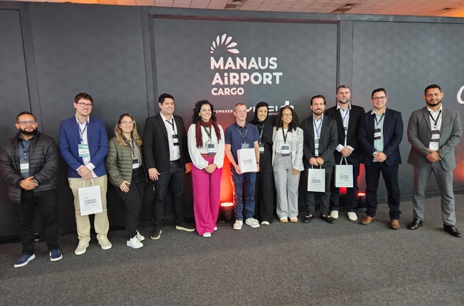Foto mostra pessoas posando para foto