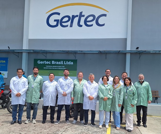 Foto mostra pessoas de bata posando para uma sessão de foto