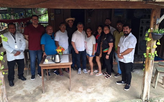 Foto mostra um grupo de pessoas posando para foto