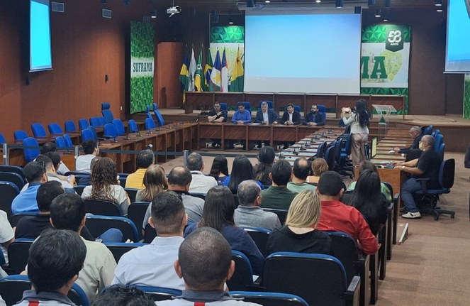 Foto mostra auditório lotado em um evento