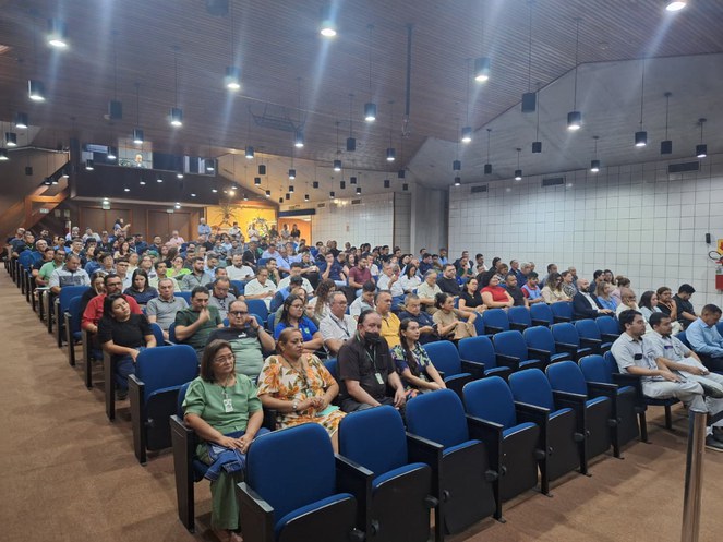 Foto mostra auditório lotado em um grande evento