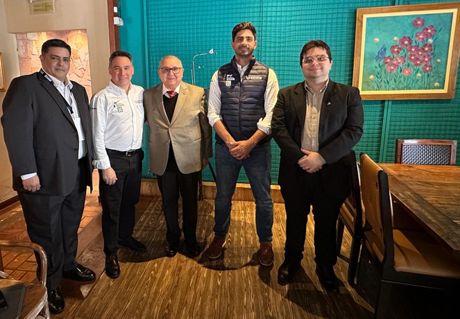 Foto mostra pessoas posando para uma sessão de foto