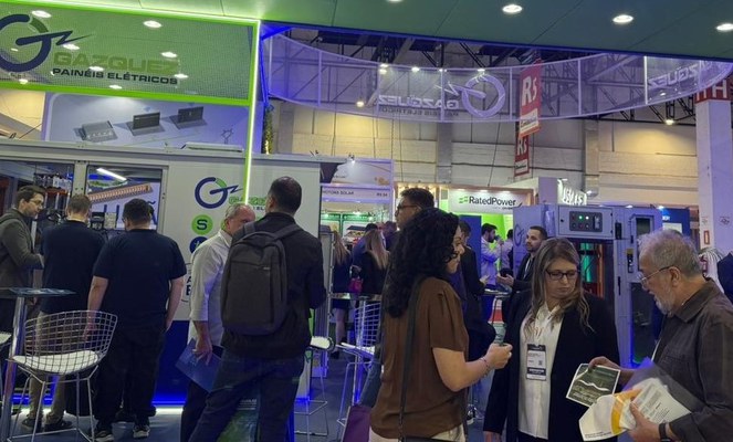 Foto mostra um home mostrando papel para duas mulheres