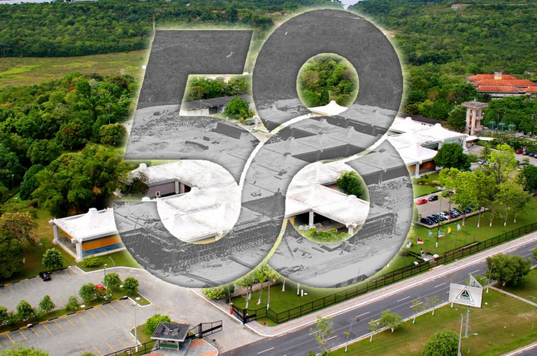 Foto mostra uma arte indicando o número 68, para informa o aniversário de uma instituição cujo prédio está ao fundo