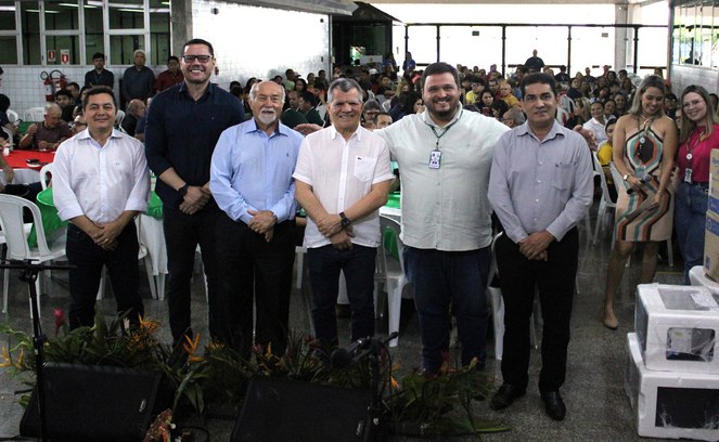 Foto mostra pessoas posando para foto em um evento festivo