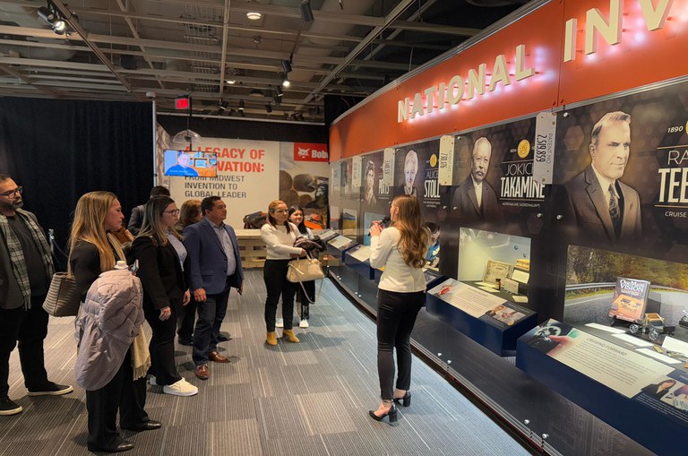 Pessoas reunidas em um salão de eventos